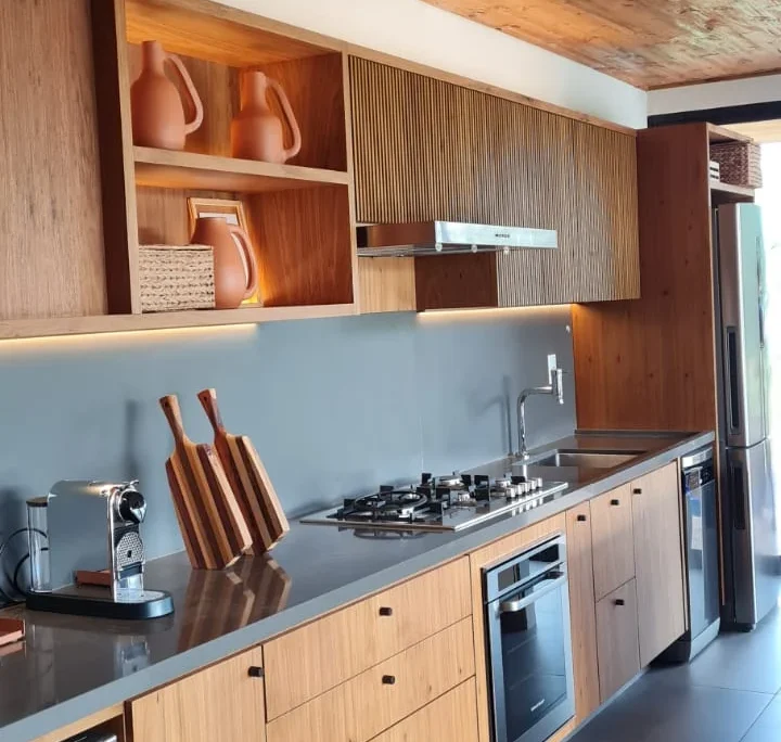 Essência Natural: Sofisticação e Aconchego em Freijó